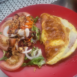 Tortilla francesa con jamon y queso con ensalada o papas
