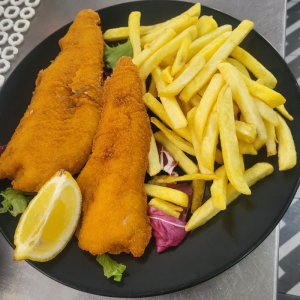 Filete de pescado empanado y papas