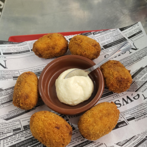 Croqueta de gambas al ajillo